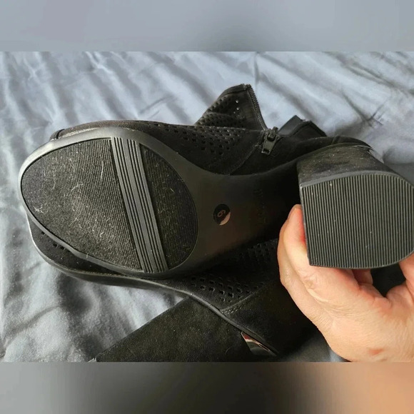 Bar III | Black Megan Perforated Peep Toe Booties Sz 9 - Picture 8 of 8